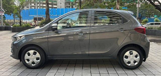 https://images10.gaadi.com/usedcar_image/4625715/original/processed_51229fc55476adda1cbfac603b6d6f81.jpg?imwidth=6402