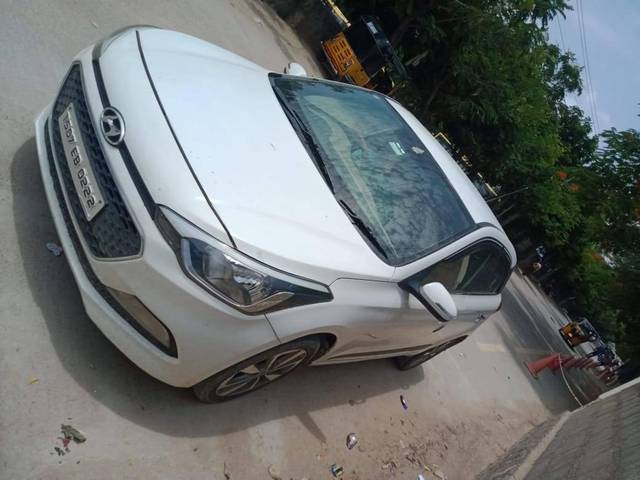 https://images10.gaadi.com/usedcar_image/4625770/original/processed_2e3d3feca4d7aa99c29364668a43394e.jpg?imwidth=6402