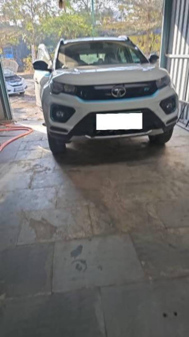 https://images10.gaadi.com/usedcar_image/4625867/original/processed_19f349e6-2a90-4adb-a52f-9b725e8960fb.jpg?imwidth=6402