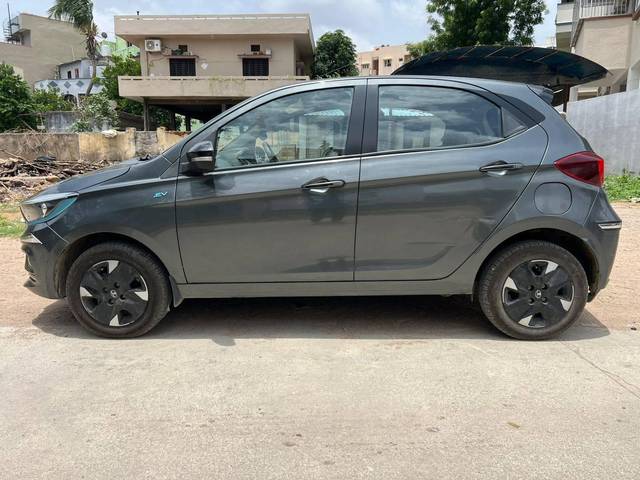 https://images10.gaadi.com/usedcar_image/4625910/original/processed_47d79e62cf454f67947181818df1ba68.jpg?imwidth=6401