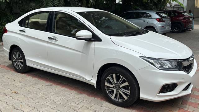 https://images10.gaadi.com/usedcar_image/4626037/original/b7e7504af7e0bb5e8303d695917a2f71.jpg?imwidth=6400