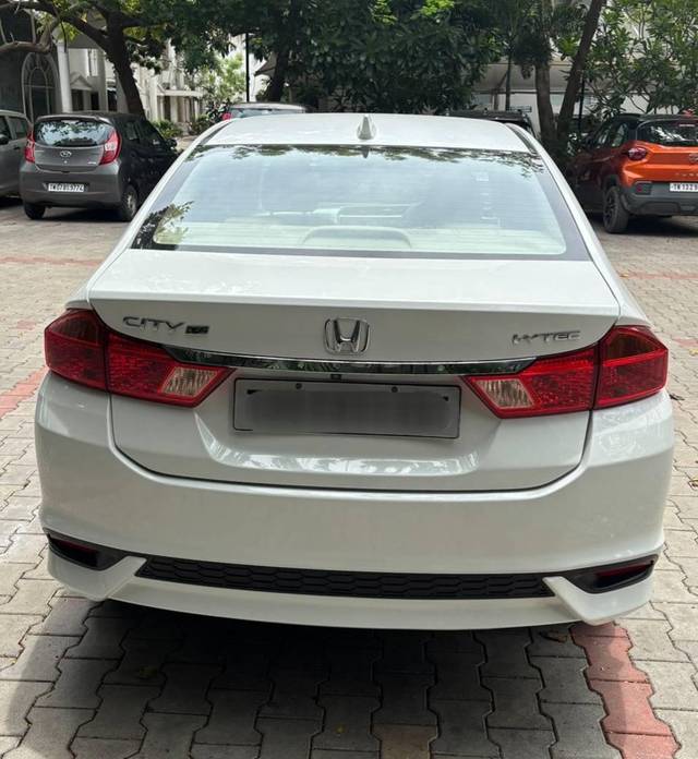 https://images10.gaadi.com/usedcar_image/4626037/original/processed_958479f8d0f79e56d4c47d1cca42847a.jpg?imwidth=6402