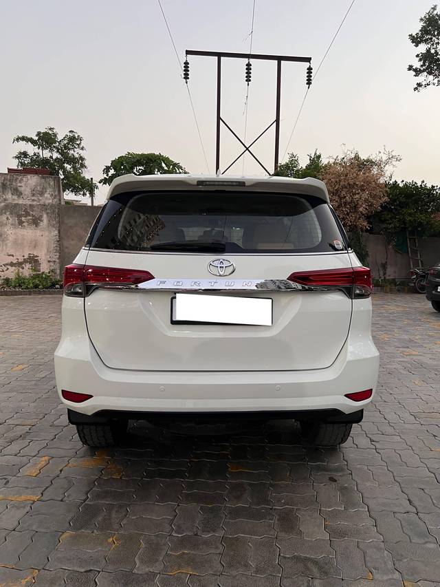 https://images10.gaadi.com/usedcar_image/4626048/original/processed_7606257bce6f2e66fbec1d64fb90e075.jpg?imwidth=6401