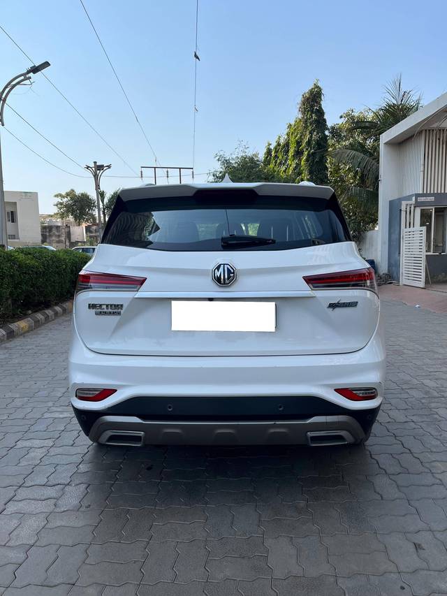 https://images10.gaadi.com/usedcar_image/4626065/original/processed_fbe4b91a18d54992ae6f34014decfccf.jpg?imwidth=6401