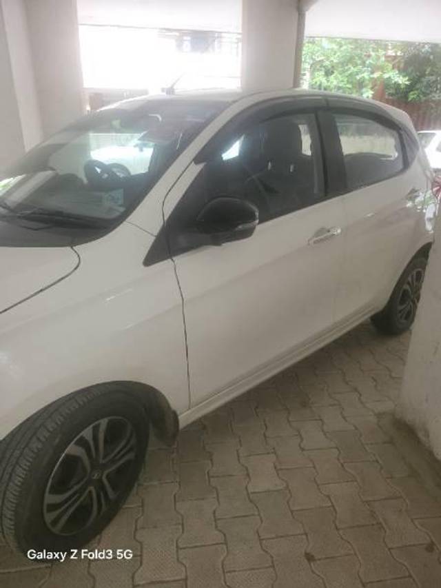 https://images10.gaadi.com/usedcar_image/4626141/original/processed_d7863ad5-f3f4-44f2-b4aa-47880eec200e.jpg?imwidth=6400