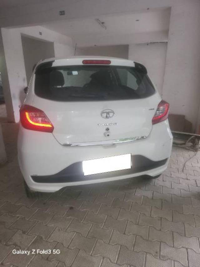 https://images10.gaadi.com/usedcar_image/4626141/original/processed_e5499db1-c524-49c5-8940-235f3af79411.jpg?imwidth=6402