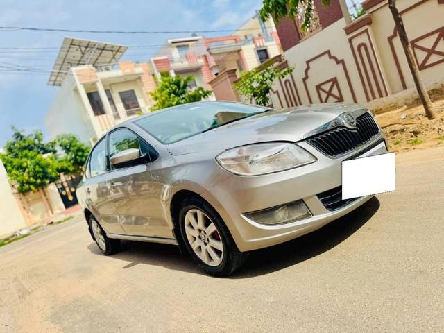 https://images10.gaadi.com/usedcar_image/4626171/original/processed_0f8f71702e7b1f16b7a55368a24a9e47.jpeg?imwidth=6400