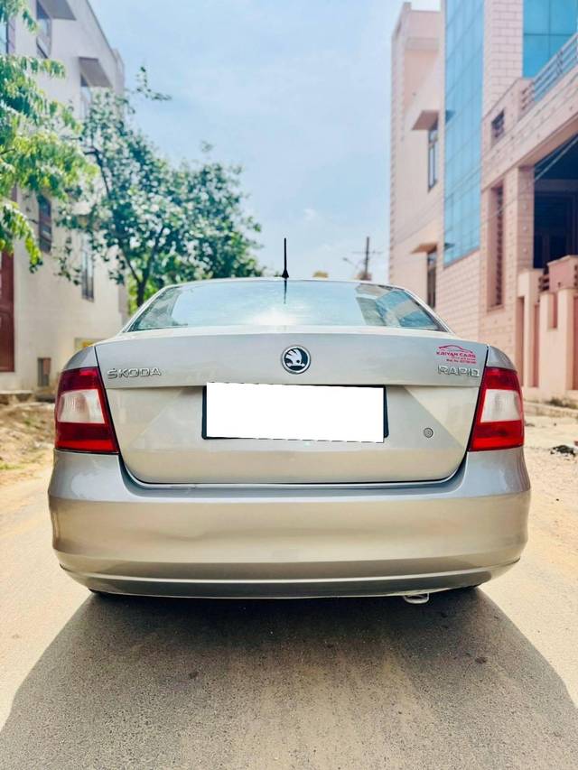 https://images10.gaadi.com/usedcar_image/4626171/original/processed_c209053c57942b29ffdb7ddb0413e03f.jpeg?imwidth=6402