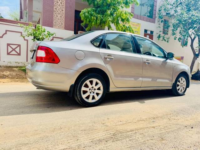 https://images10.gaadi.com/usedcar_image/4626171/original/processed_c4f0273fbf4ba1fddb2ae9745464f7d1.jpeg?imwidth=6401