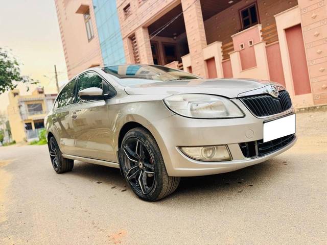 https://images10.gaadi.com/usedcar_image/4626179/original/processed_7966e776d8482d0e31803cf22faa4b70.jpeg?imwidth=6400