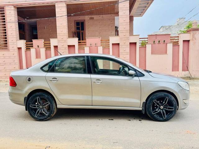 https://images10.gaadi.com/usedcar_image/4626179/original/processed_8df3ca5120f06aa9f0869f635514fea3.jpeg?imwidth=6401