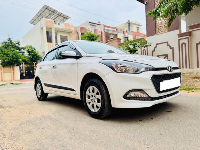https://images10.gaadi.com/usedcar_image/4626183/original/processed_13818aa551024bded097b94a8bdabec5.jpeg?imwidth=6400