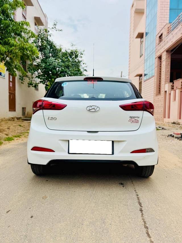 https://images10.gaadi.com/usedcar_image/4626183/original/processed_ab2aeee248a23c1af20491f2bce80f9e.jpeg?imwidth=6401