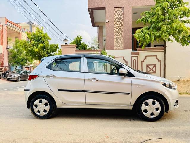https://images10.gaadi.com/usedcar_image/4626205/original/8197163aa8fe8f7e0b20769646568e0c.jpeg?imwidth=6401