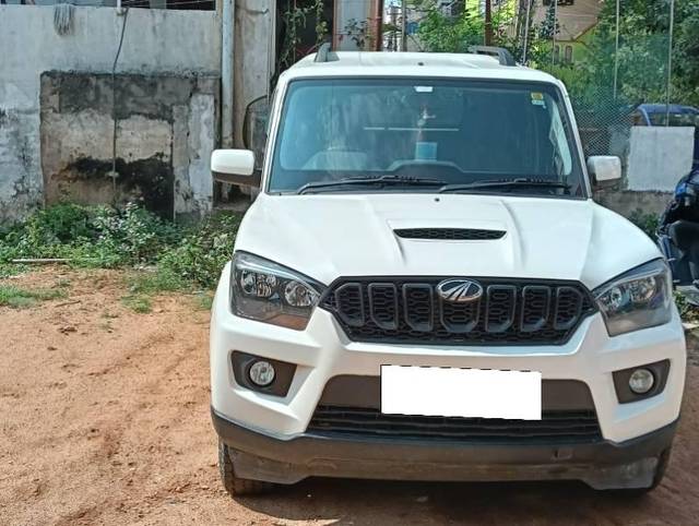 https://images10.gaadi.com/usedcar_image/4626221/original/processed_cda9a5d1-48fb-4baf-a2cf-5338691b5431.jpg?imwidth=6401
