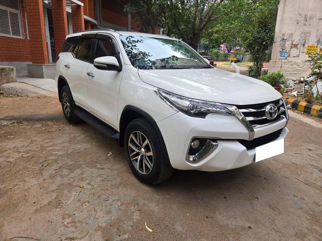 https://images10.gaadi.com/usedcar_image/4626224/original/processed_dd0cc3dbf686e22c1bc8e5e0da86d5cb.jpg?imwidth=6400