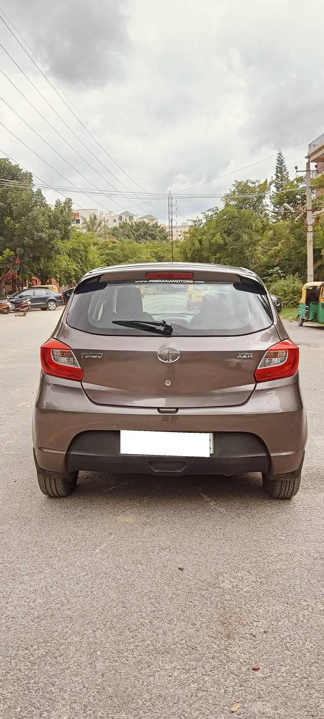https://images10.gaadi.com/usedcar_image/4626345/original/processed_7bcbdb44096a7faa118c0b4d0327e2b8.jpg?imwidth=6402