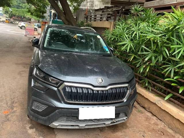 https://images10.gaadi.com/usedcar_image/4626349/original/processed_39671ed0-ab72-4bfd-912d-791397a24000.jpg?imwidth=6400