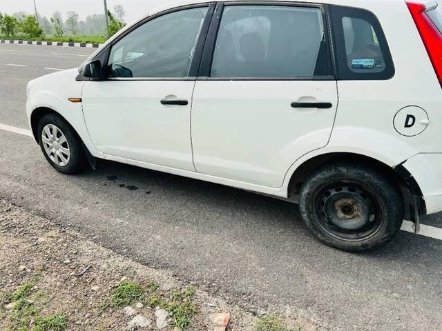 https://images10.gaadi.com/usedcar_image/4626452/original/processed_9de3b967-1ea3-4f75-a91b-613ea3979977.jpg?imwidth=6402