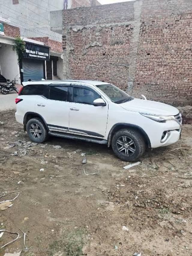https://images10.gaadi.com/usedcar_image/4626787/original/processed_7540ee44-f9f1-4c57-8266-2108266b3327.jpg?imwidth=6400