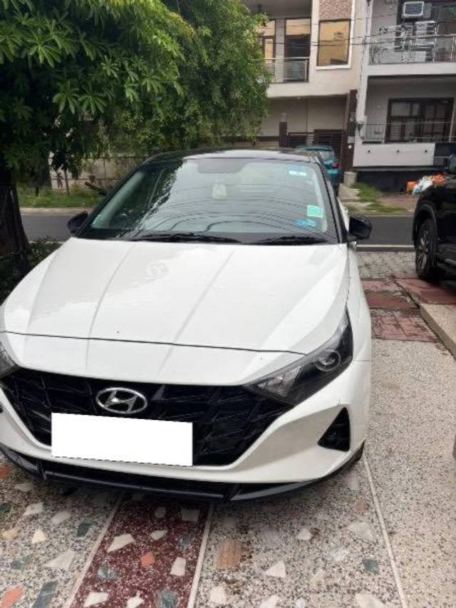 https://images10.gaadi.com/usedcar_image/4626799/original/processed_8bddfa2d-8293-431f-a68e-4365ded7fd12.jpeg?imwidth=6400