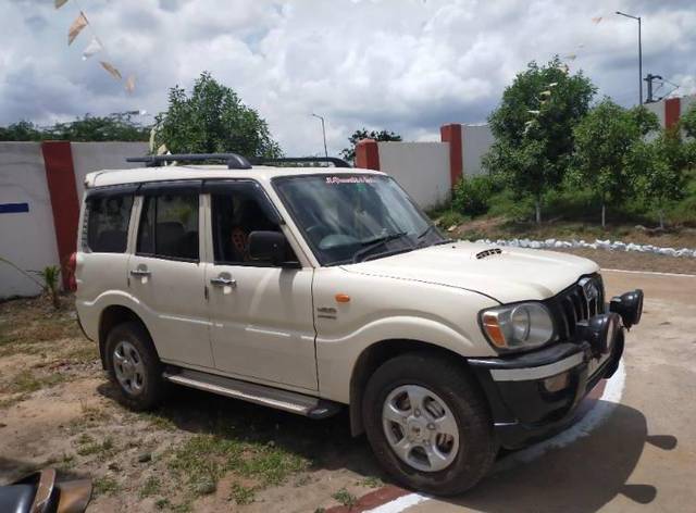 https://images10.gaadi.com/usedcar_image/4626936/original/processed_3a1778c8-9ca1-4a38-ab22-64ab3e61cec5.jpg?imwidth=6401