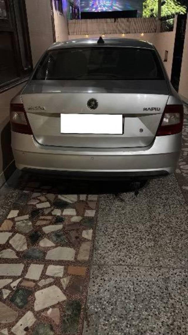 https://images10.gaadi.com/usedcar_image/4626963/original/processed_217967f5-cc56-4e0b-a7a1-f50c0db7bca5.jpeg?imwidth=6401