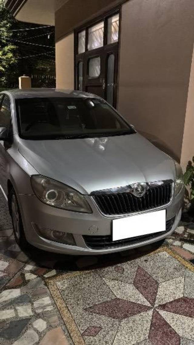 https://images10.gaadi.com/usedcar_image/4626963/original/processed_798d8f39-c130-425e-8a0c-0934e0a65d87.jpeg?imwidth=6402