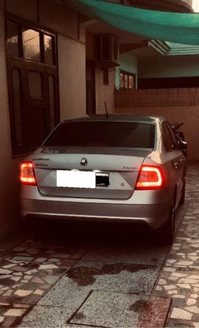https://images10.gaadi.com/usedcar_image/4626963/original/processed_969709e8-0f01-40c1-9c10-bbbbb46f5832.jpeg?imwidth=6402