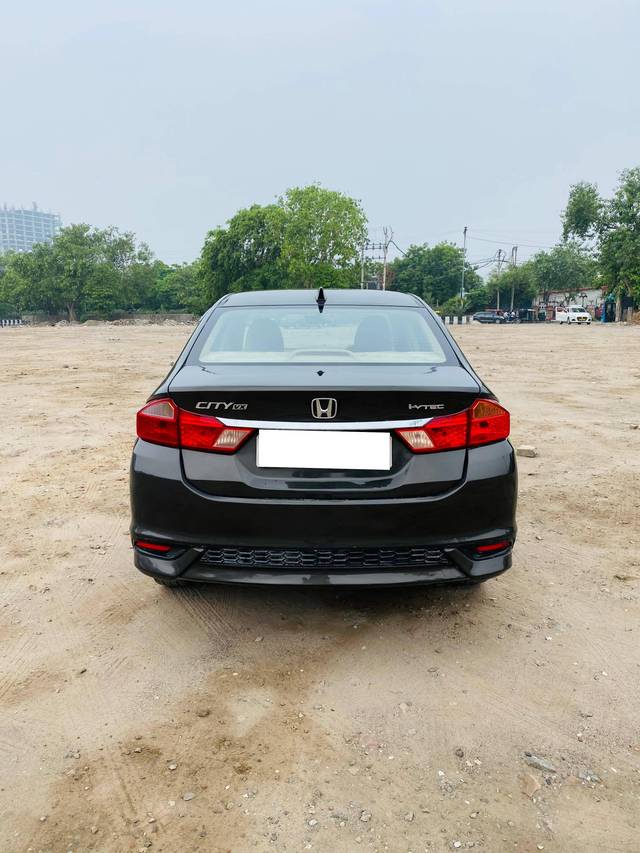 https://images10.gaadi.com/usedcar_image/4627007/original/processed_5a0425d4e3288ce7a4b3b7dcfdb01926.jpg?imwidth=6401