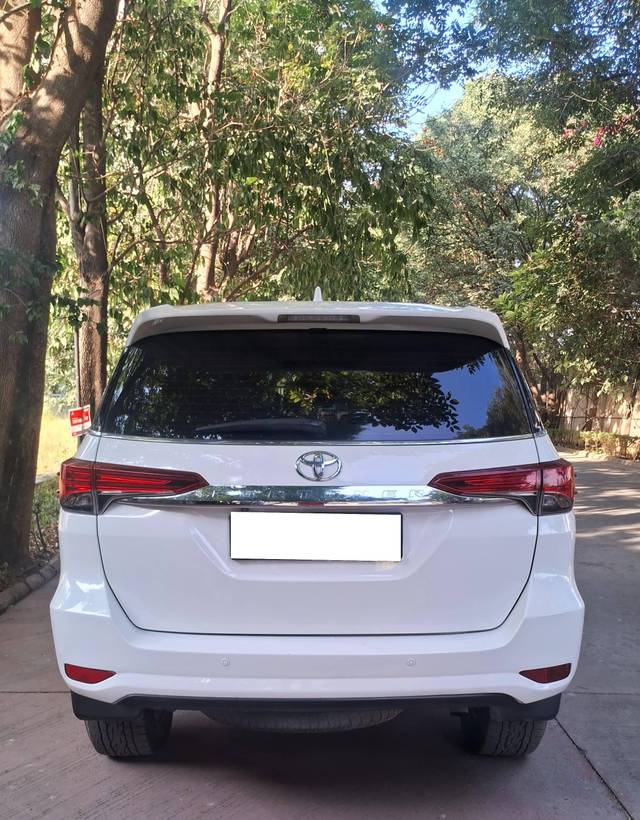 https://images10.gaadi.com/usedcar_image/4627128/original/processed_30a146d77fe75a37887eba21d1bbb059.jpg?imwidth=6402