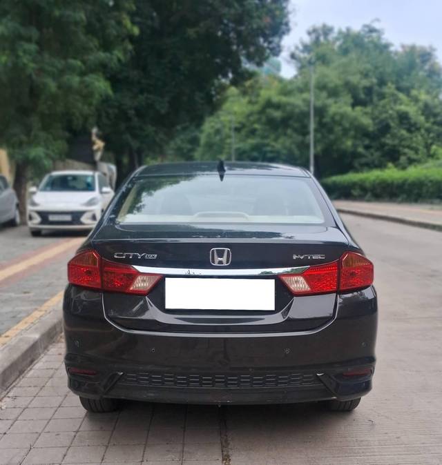 https://images10.gaadi.com/usedcar_image/4627144/original/processed_e04bdef8b0882157738fb46b74c6f4ac.jpg?imwidth=6402