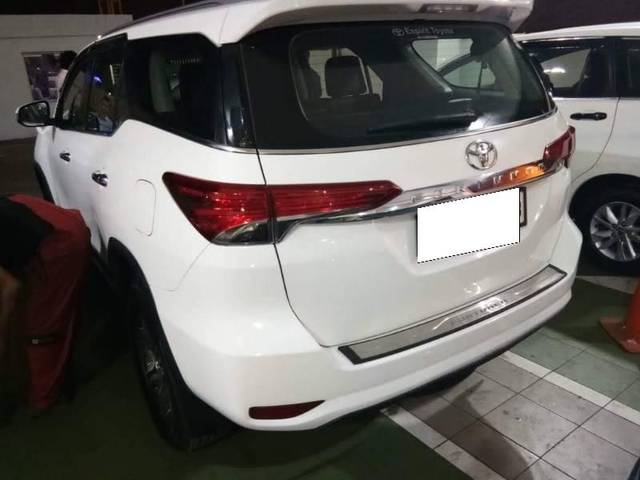 https://images10.gaadi.com/usedcar_image/4627153/original/processed_e4aeb7e5-4344-423e-b93c-d9a24a9ccbaa.jpg?imwidth=6401