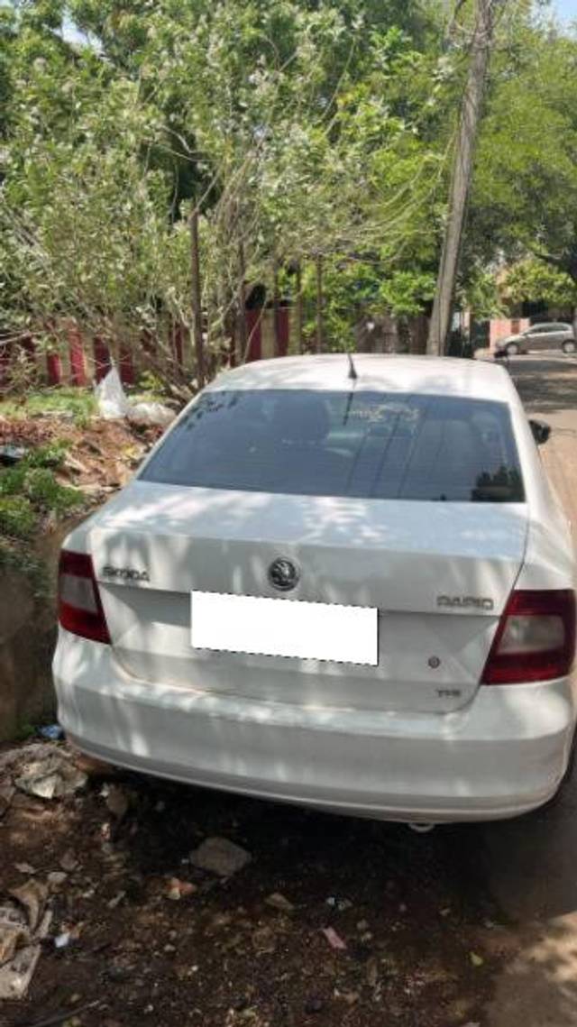 https://images10.gaadi.com/usedcar_image/4627221/original/processed_64e68d02-9ddc-4f61-8490-49e80eaa436c.jpeg?imwidth=6402