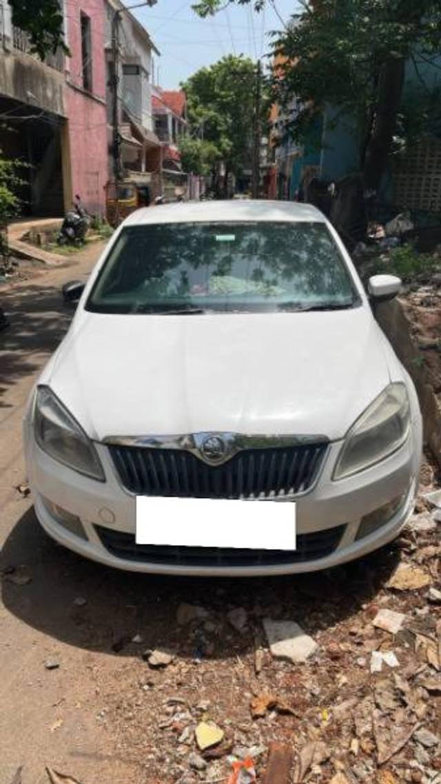 https://images10.gaadi.com/usedcar_image/4627221/original/processed_f4081405-ca65-4383-ae7a-25075524276e.jpeg?imwidth=6400