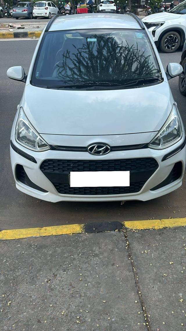 https://images10.gaadi.com/usedcar_image/4627233/original/processed_60e4cfa8-df90-476b-a494-4d52efeacb50.jpg?imwidth=6400
