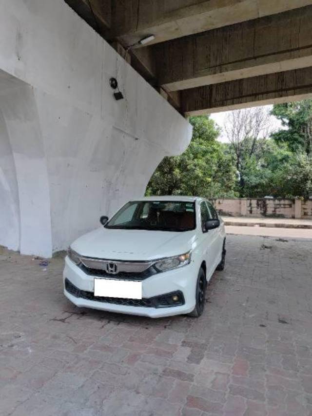 https://images10.gaadi.com/usedcar_image/4627264/original/processed_fce780fd-6e7e-4d1c-8c9d-05e04c1c0562.jpg?imwidth=6401