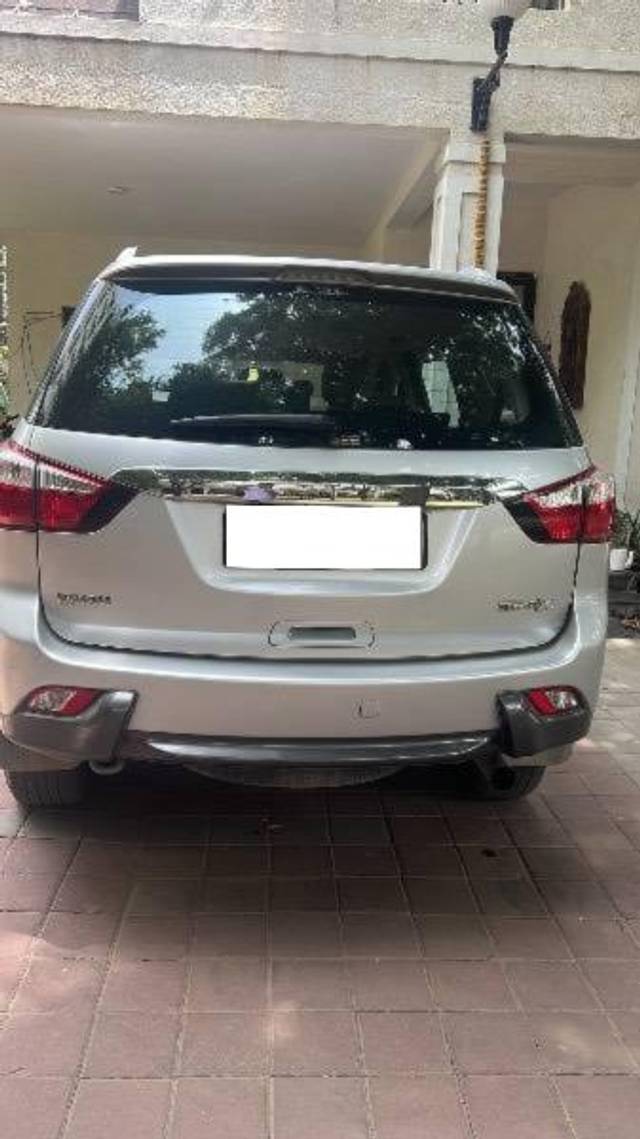 https://images10.gaadi.com/usedcar_image/4627323/original/processed_6f03bc58-92fd-4caf-a2d5-ef895d1079cb.jpeg?imwidth=6401