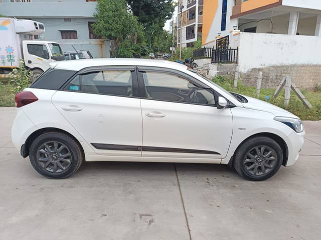 https://images10.gaadi.com/usedcar_image/4627339/original/ff53e9661f1ec73632321532b7925b72.jpg?imwidth=6401