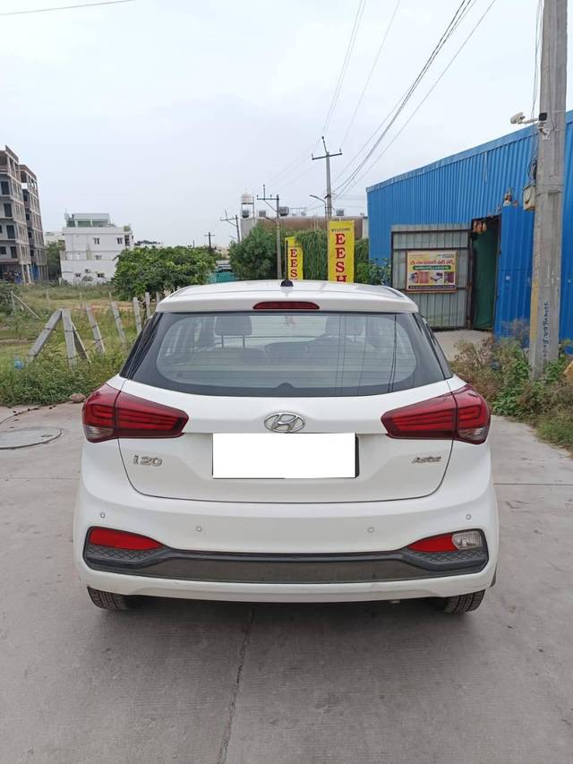 https://images10.gaadi.com/usedcar_image/4627339/original/processed_55fed78ea971d0b144eba99cded8bda3.jpg?imwidth=6402