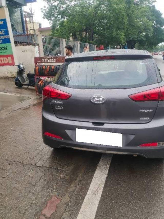 https://images10.gaadi.com/usedcar_image/4627342/original/processed_656aefd0-078c-47c5-bb1a-6f233b9ae91d.jpg?imwidth=6401