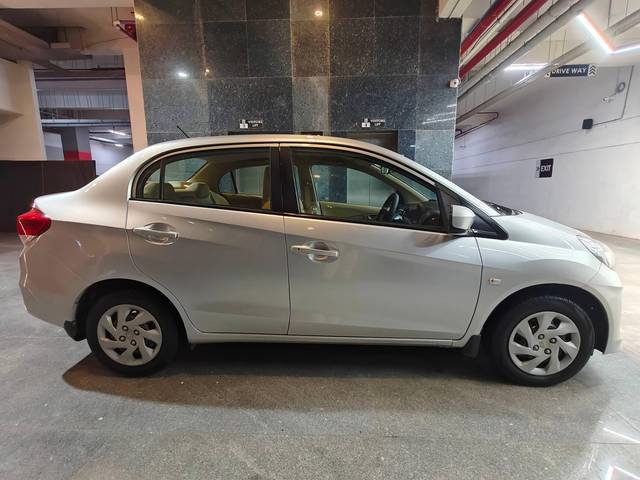 https://images10.gaadi.com/usedcar_image/4627380/original/processed_7041ea21efd05bec2082d1d196282d46.jpg?imwidth=6401