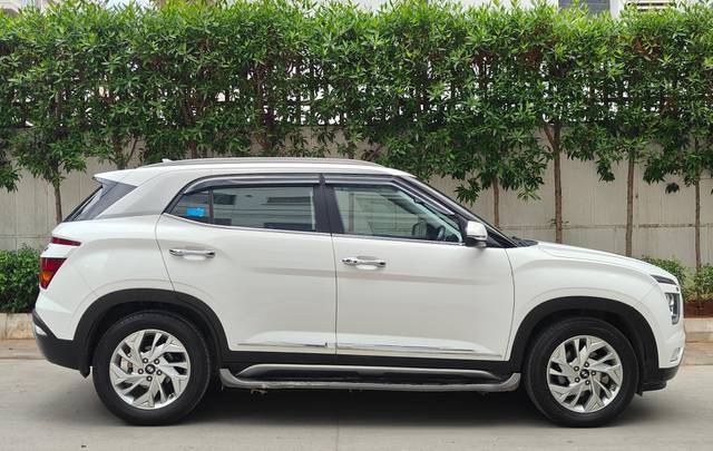 https://images10.gaadi.com/usedcar_image/4627385/original/78879716900a729f1c4e75ada2d534ae.jpg?imwidth=6401