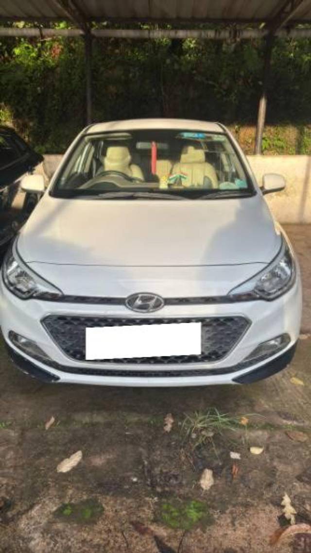 https://images10.gaadi.com/usedcar_image/4627484/original/processed_ce974ae1-e106-4a33-986b-6f93d22140b5.jpg?imwidth=6400