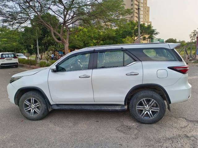 https://images10.gaadi.com/usedcar_image/4627527/original/processed_5f28c954a5ca799300ce7285e7dc14dc.jpg?imwidth=6402