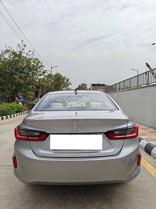 https://images10.gaadi.com/usedcar_image/4627565/original/processed_b3996da81984022468891ad3544ba039.jpg?imwidth=6402