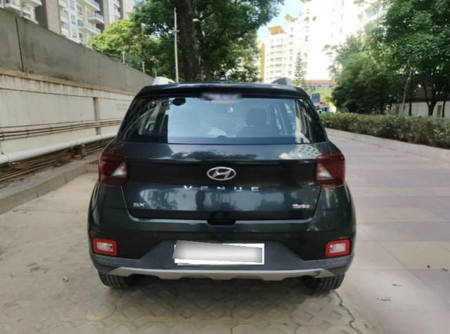 https://images10.gaadi.com/usedcar_image/4627688/original/processed_634e00d2-c084-48b0-b22c-b5eb4d396d43.jpg?imwidth=6401