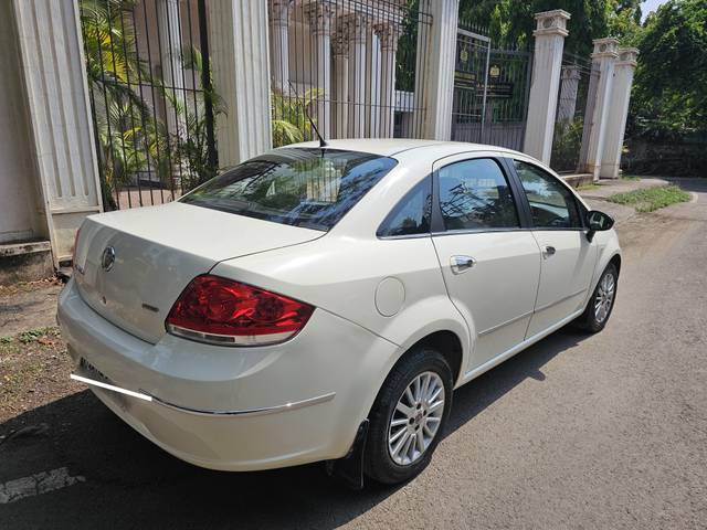 https://images10.gaadi.com/usedcar_image/4627699/original/processed_e751049ec0120ee31a56fe6dc6b05f5b.jpg?imwidth=6402