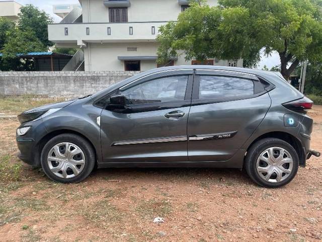 https://images10.gaadi.com/usedcar_image/4627745/original/processed_ed575dbd-b8a3-47cf-b2cd-572bd7849dc3.jpeg?imwidth=6402