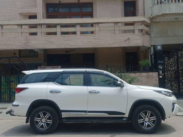https://images10.gaadi.com/usedcar_image/4627749/original/processed_715894e7801e213c3ffdd5aeff912c1b.jpg?imwidth=6401